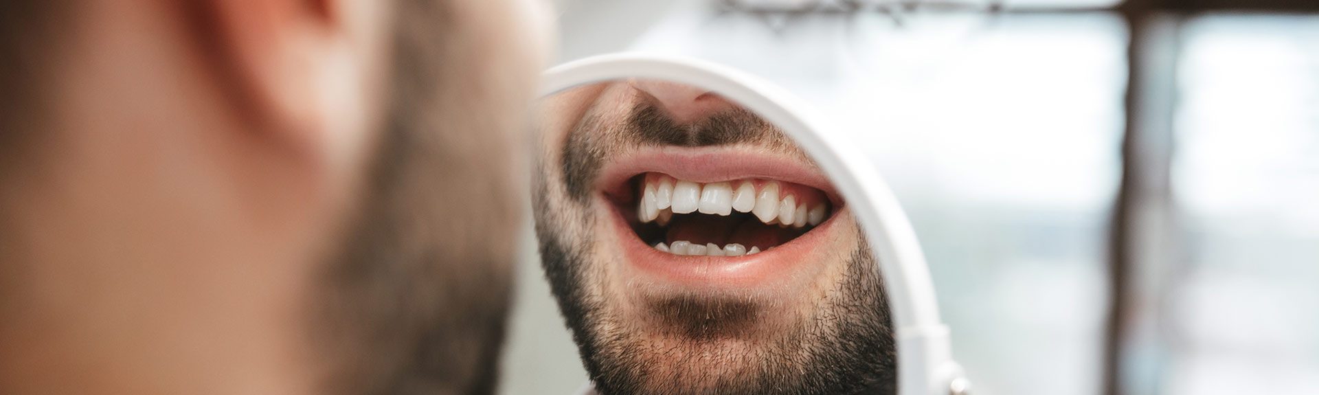 Unauffällige Zahnkorrektur Hamburg: transparente Zahnschienen